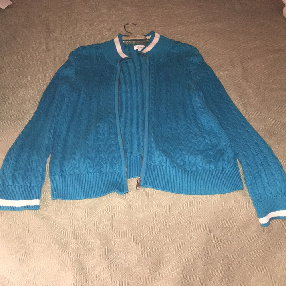 Lady zipper sweater no rips no stains
